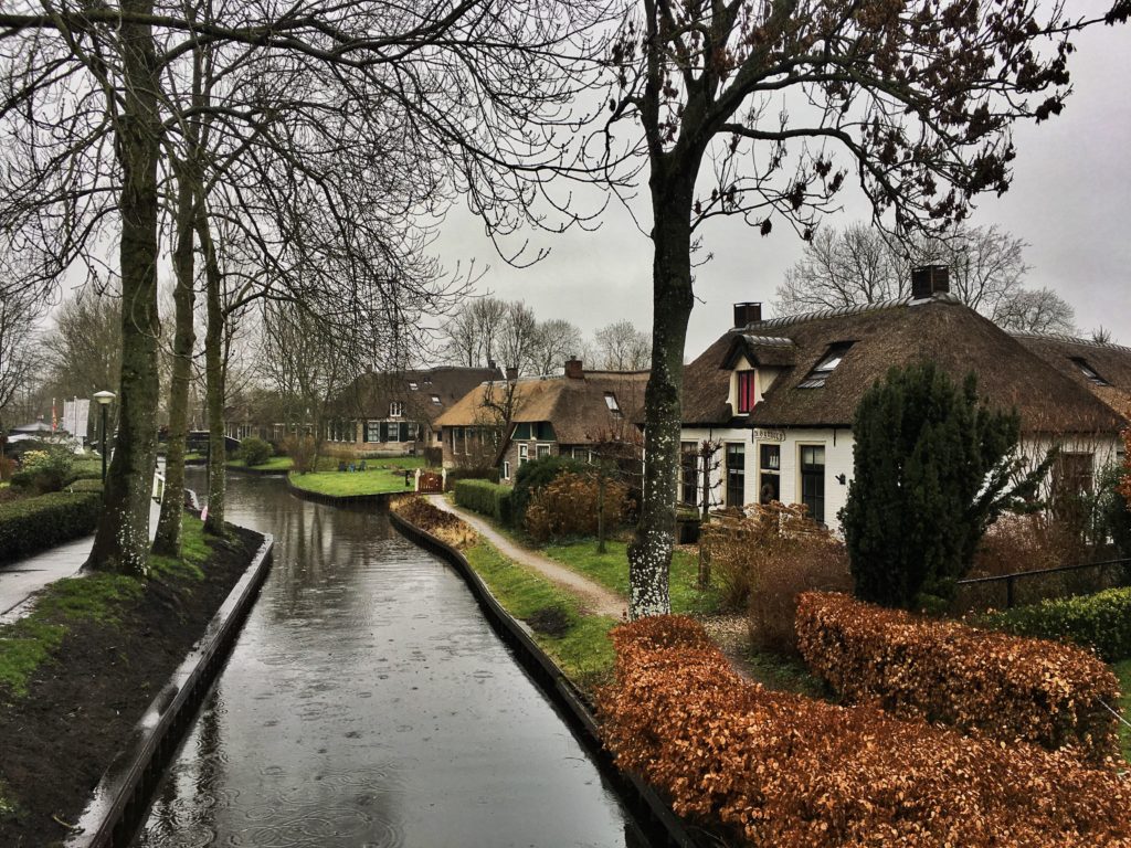 Yağmurlu kanal manzarası, Giethoorn