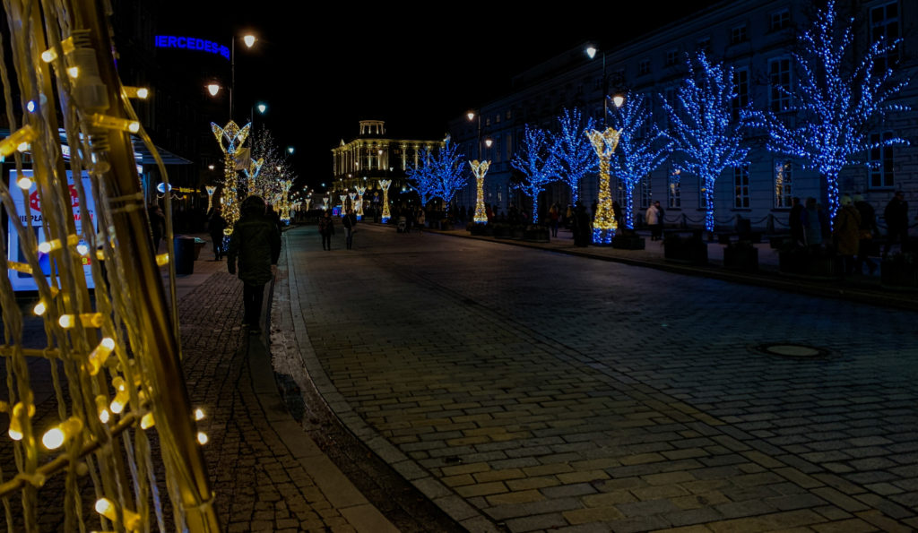 Yeni yıl için süslenmiş cadde ve sağda Bristol Oteli, Varşova