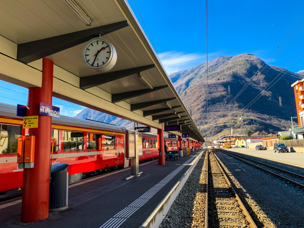 Aynı perondan kalkan bölgesel tren, Tirano