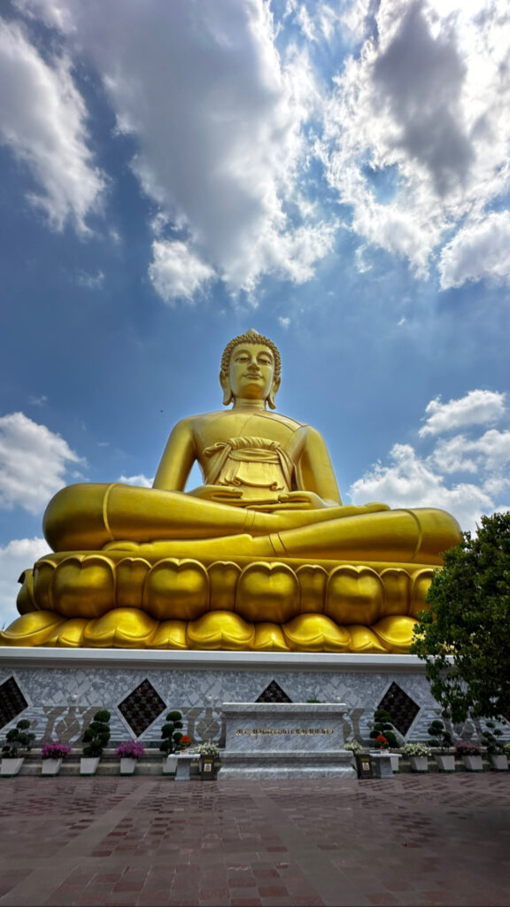 Wat-Paknam-Phasi-Charoen-onundeki-dev-Buddha-Bangkok.