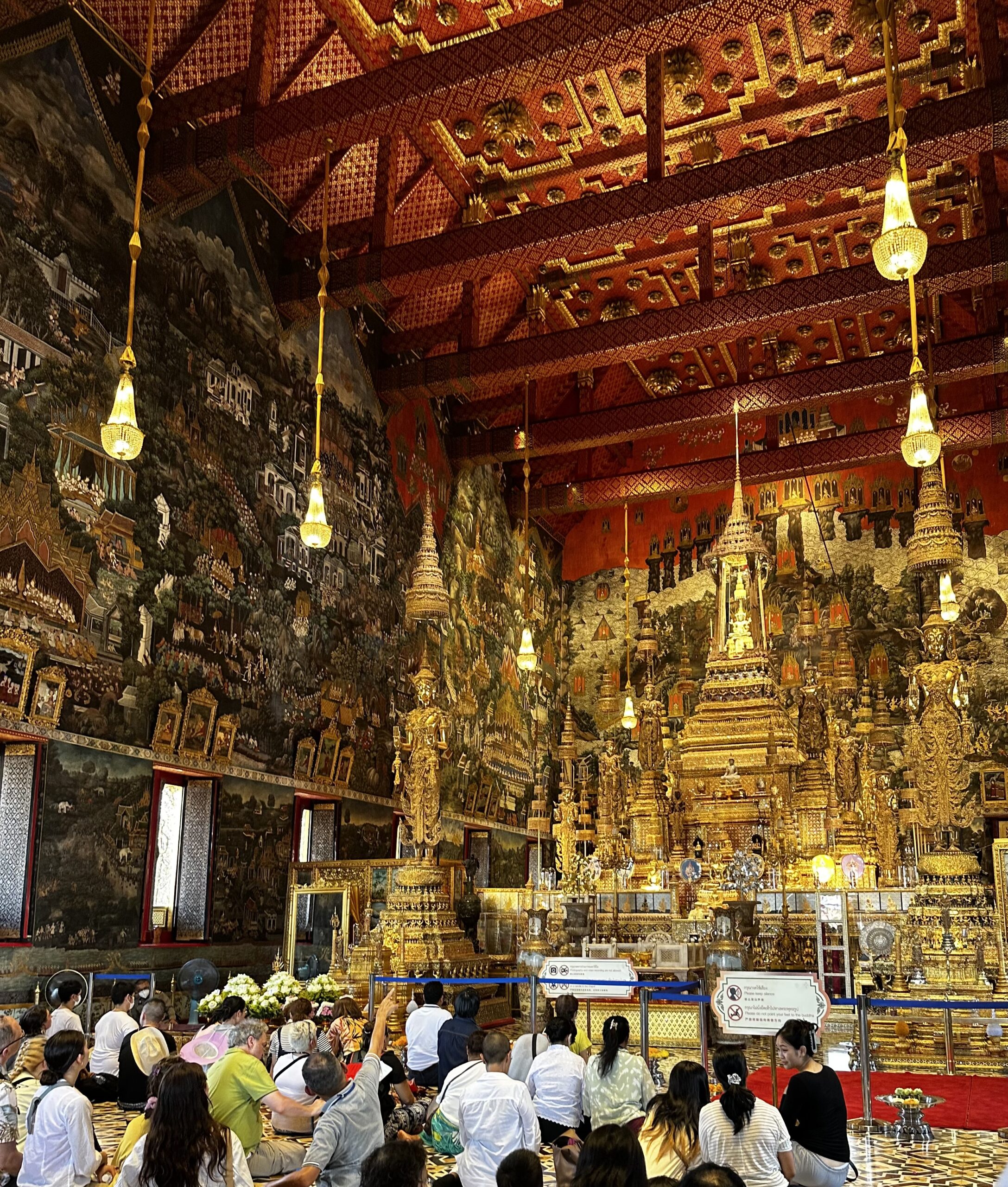 Wat Phra Krew Tapınağı, Zümrüt Buda ve ibadet edenler.