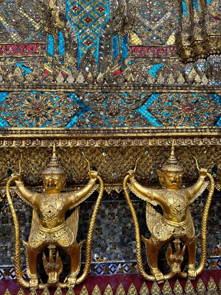 Wat Phra Krew Tapınağı, altın garudalar