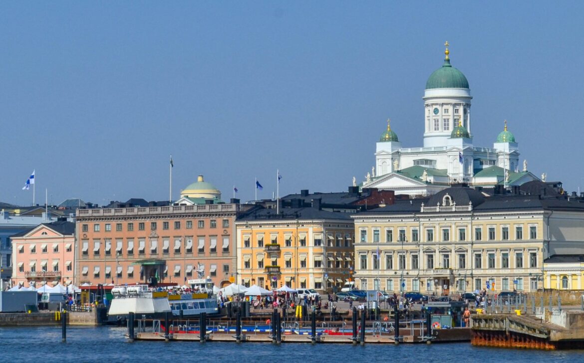 Helsinki-sahilden-Helsinki-Katedrali HELSINKI Gezi Notları
